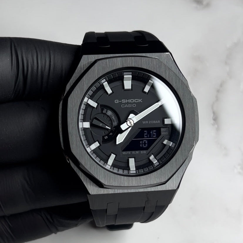 CASIOAK ZILVEREN BEZEL EN ZWART RUBBER - GA 2100